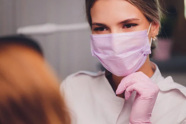 Mulher dentista trabalhando em seus pacientes dentes. — Fotografia de Stock