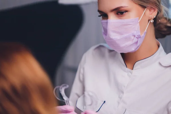 Donna dentista che lavora presso i suoi denti pazienti. — Foto Stock