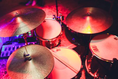 Canlı bir konserden önce sahnede bazı zillerle Drum Set.