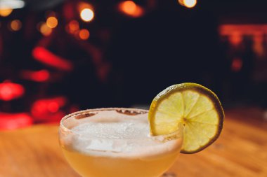 Limon dilimli buzlu çay ve beyaz ahşap masada nane..