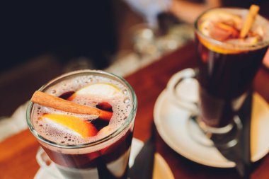 Sıcak şaraba yaklaş, anason yıldızına odaklan, sığ nokta....