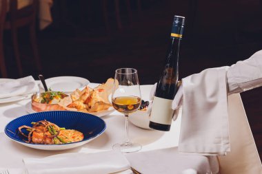 İspanyol tapaları ve sangria ahşap masa, üst manzara.