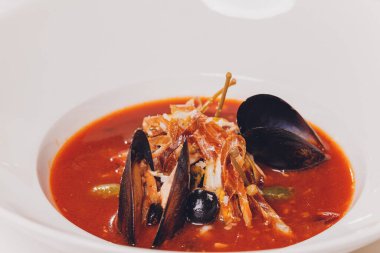 Lezzetli Akdeniz usulü domates çorbası ve çeşitli karışık deniz ürünleri..