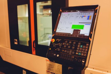 Fabrikadaki çelik boruları kaynak makinesi..