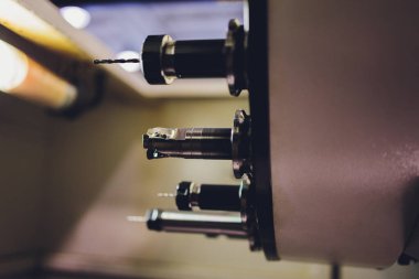 Fabrikadaki çelik boruları kaynak makinesi..