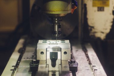 Fabrikadaki çelik boruları kaynak makinesi..