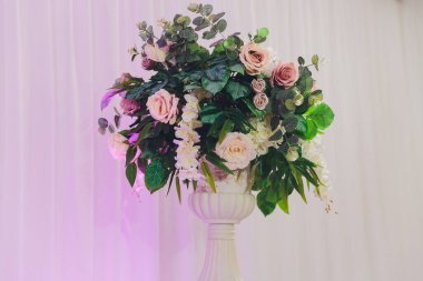 Bir sürü farklı çiçekli bir çiçek buketi..