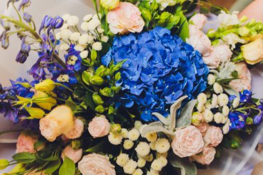 Bir sürü farklı çiçekli bir çiçek buketi..