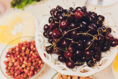 Masadaki taze kirazlar..