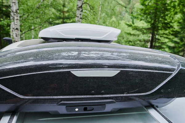 Caja del maletero fijado en la parte superior del techo del coche. — Foto de Stock