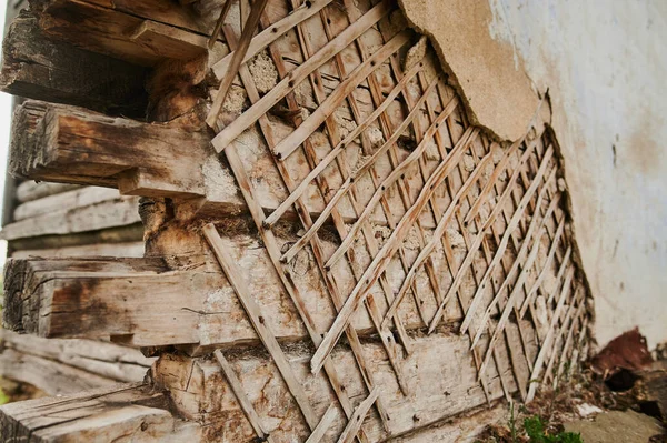 A igreja rural danificada pelo vento mostra um campanário partido. Telhado exposto tem placas quebradas. — Fotografia de Stock