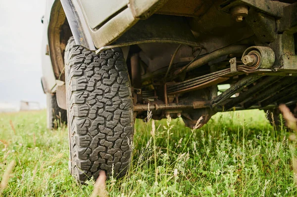 Cars wheels in mud in the forest, off-road. — Stock Photo, Image