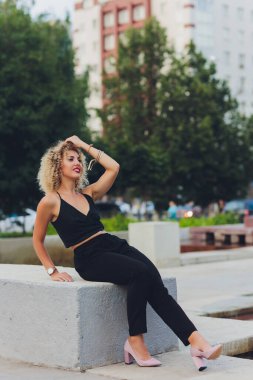 Açık havada kıvırcık saçlı güzel beyaz bir kız..