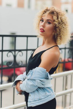 Açık havada kıvırcık saçlı güzel beyaz bir kız..