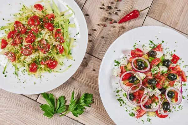 Salade de légumes. Assiette grise. Fond clair en bois. Espace libre pour le texte. Salade de concombres, tomates et choux. — Photo