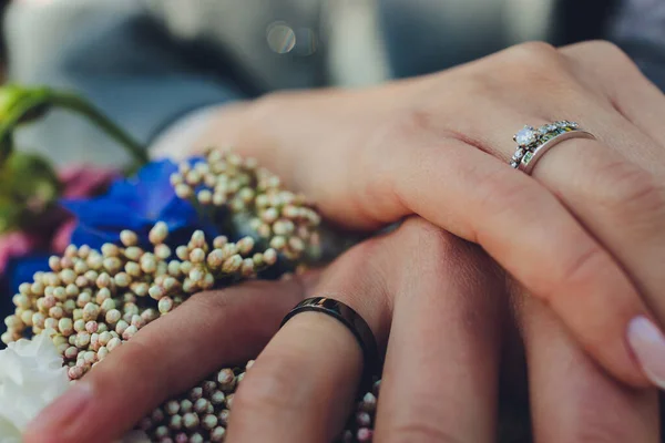 Крупный план молодоженов с разноцветным свадебным букетом. Жених и невеста носят обручальные кольца. Внешний фон. Концепция дня свадьбы. — стоковое фото
