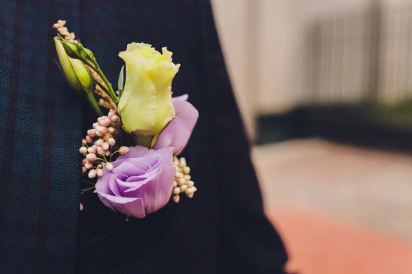 Os noivos boutonniere em uma jaqueta da cor azul-escura. O boutonniere de casamento compõe-se de uma rosa, um pequeno dianthus e um crisântemo. Um homem de camisa branca sem gravata num casaco. — Fotografia de Stock