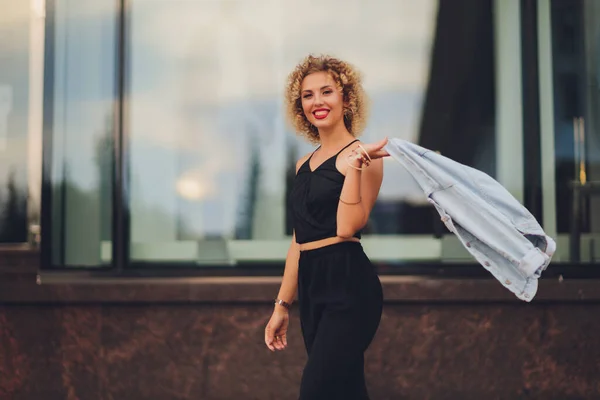 Bonita mujer joven en ropa casual dentro de fondo de centro de comercio. — Foto de Stock