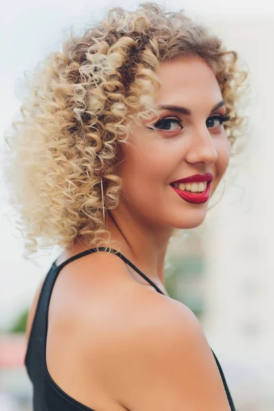 Bella giovane ragazza caucasica con i capelli ricci all'aperto. — Foto Stock