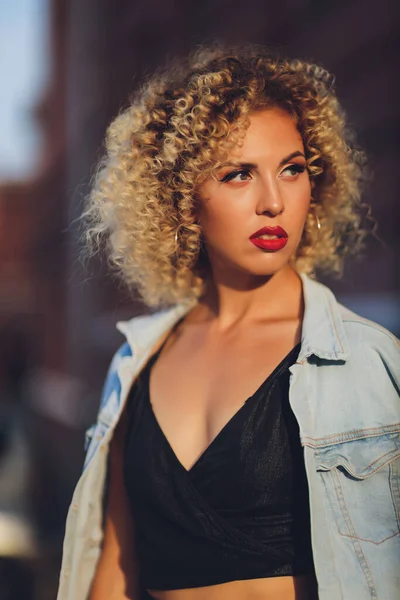 Menina branca nova bonita com cabelo encaracolado ao ar livre. — Fotografia de Stock