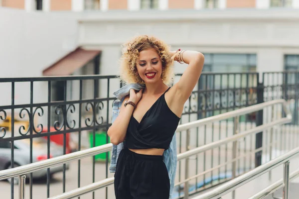 Menina branca nova bonita com cabelo encaracolado ao ar livre. — Fotografia de Stock