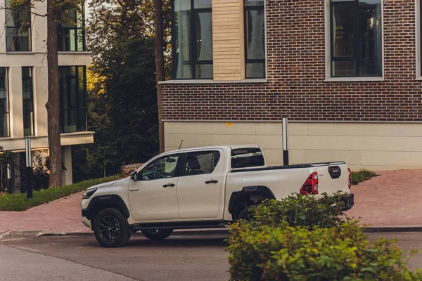 Ufa, Ryssland, 3 juni 2020: Toyota Hilux SUV, lastbil i vit färg. på gatan väg 3 juni, 2020 — Stockfoto