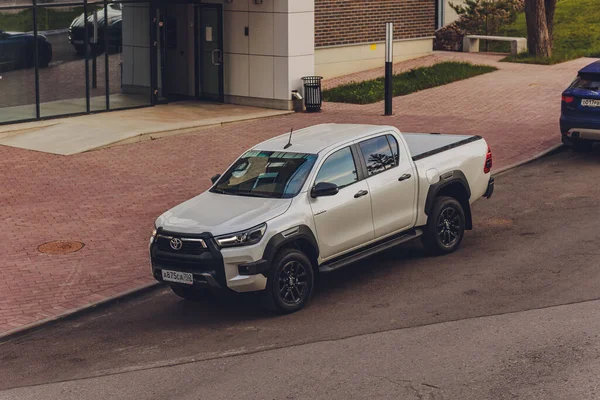 Ufa, Rusya, 3 Haziran 2020 Toyota Hilux SUV, beyaz renkli kamyon. 3 Haziran 2020 'de sokak yolunda. — Stok fotoğraf