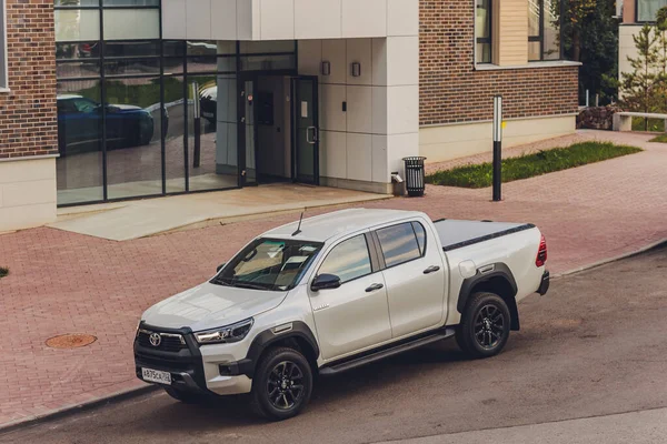 Ufa, Ρωσία, 3 Ιουνίου, 2020: Toyota Hilux SUV, φορτηγό σε λευκό χρώμα. επί της οδού 3 Ιουνίου 2020 — Φωτογραφία Αρχείου