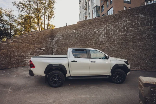 Ufa, Rusya, 3 Haziran 2020 Toyota Hilux SUV, beyaz renkli kamyon. 3 Haziran 2020 'de sokak yolunda. — Stok fotoğraf