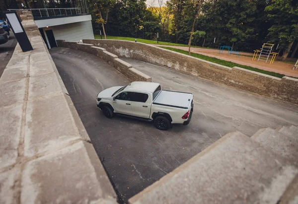 Ufa, Russia, 2020 년 6 월 3 일 : Toyota Hilux SUV, truck in white color. 거리에서 2020 년 6 월 3 일 — 스톡 사진