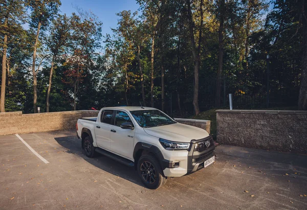 Ufa, Rusya, 3 Haziran 2020 Toyota Hilux SUV, beyaz renkli kamyon. 3 Haziran 2020 'de sokak yolunda. — Stok fotoğraf