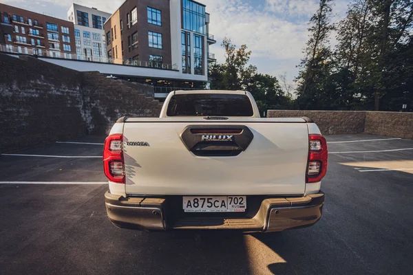 Ufa, Russia, 2020 년 6 월 3 일 : Toyota Hilux SUV, truck in white color. 거리에서 2020 년 6 월 3 일 — 스톡 사진