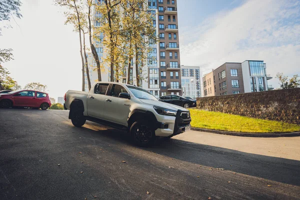 Ufa, Rusya, 3 Haziran 2020 Toyota Hilux SUV, beyaz renkli kamyon. 3 Haziran 2020 'de sokak yolunda. — Stok fotoğraf