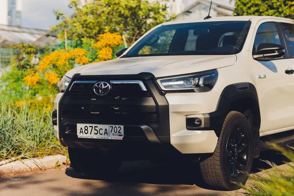 Ufa, Ρωσία, 3 Ιουνίου, 2020: Toyota Hilux SUV, φορτηγό σε λευκό χρώμα. επί της οδού 3 Ιουνίου 2020 — Φωτογραφία Αρχείου