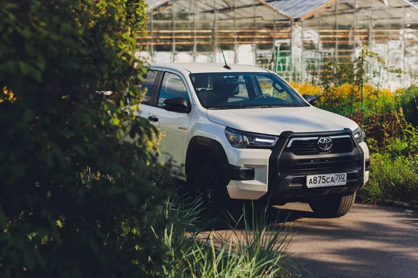 Ufa, Rusia, 3 de junio de 2020: Toyota Hilux SUV, camión en color blanco. en la calle carretera 3 junio, 2020 — Foto de Stock