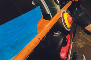 Oto cilacıyla el sıkışın. Araba tamir servisi.