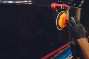 Oto cilacıyla el sıkışın. Araba tamir servisi.