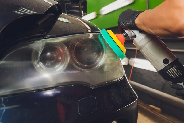 Auto koplampen reinigen met power buffer machine bij de auto service. — Stockfoto