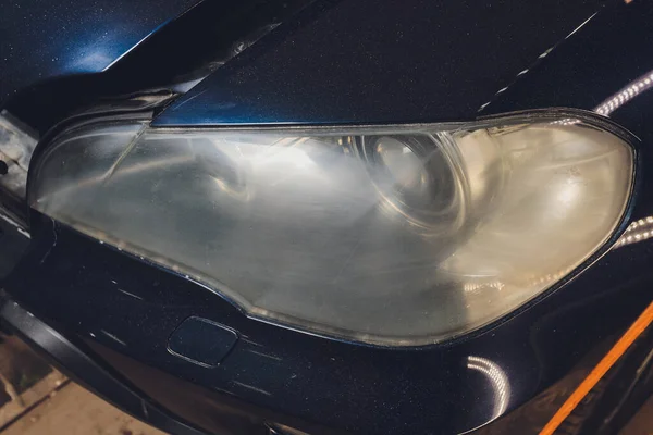 Limpeza de faróis de carro com máquina tampão de energia no serviço de carro. — Fotografia de Stock