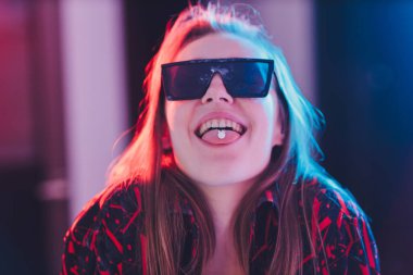 Dilinde tablet olan güzel bir kadın..