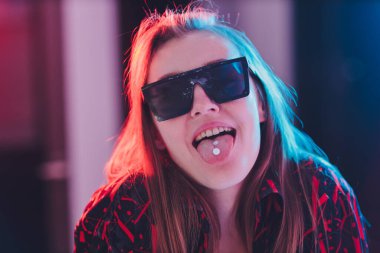 Dilinde tablet olan güzel bir kadın..