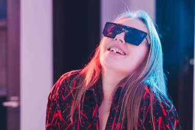 Dilinde tablet olan güzel bir kadın..