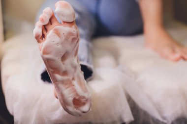 Eldivenli eller ayak tırnaklarını önemser. Pedikür güzellik salonu. Ayak nemlendirici krem..