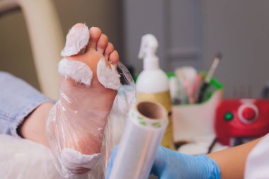 Eldivenli eller ayak tırnaklarını önemser. Pedikür güzellik salonu. Ayak nemlendirici krem..