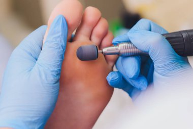 İşlem pedikür, ayak cilalama, tanınmayan insanlar. Yüzü bulanık.