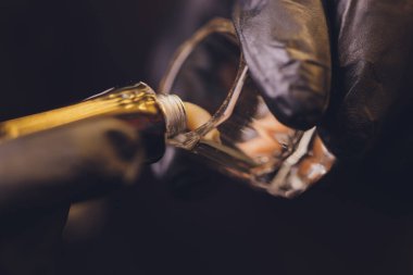 Güzellik salonunda profesyonel kaş düzeltme prosedürü olan genç bir kadın..