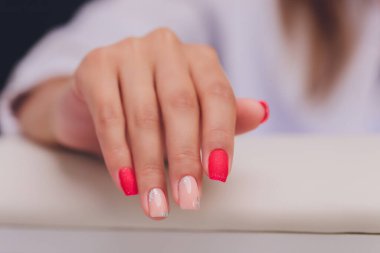 Güzellik salonunda manikür yapan bir kadın. Ellerin yakın çekimi.