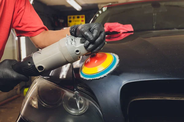 Hände mit Auto Polierer. Autoreparatur. — Stockfoto