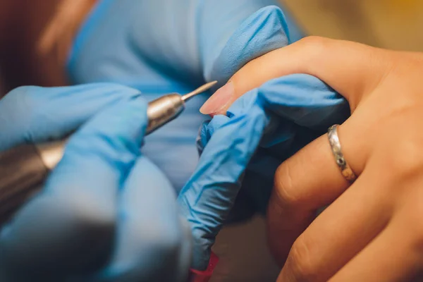 Cuidado de uñas en un salón de belleza. Manicura quitando bordes con tijeras. Deja que tus manos se vean hermosas. —  Fotos de Stock