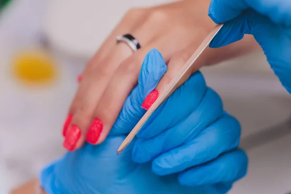 Mulher fazendo manicure em um salão de beleza. Close-up de mãos. — Fotografia de Stock